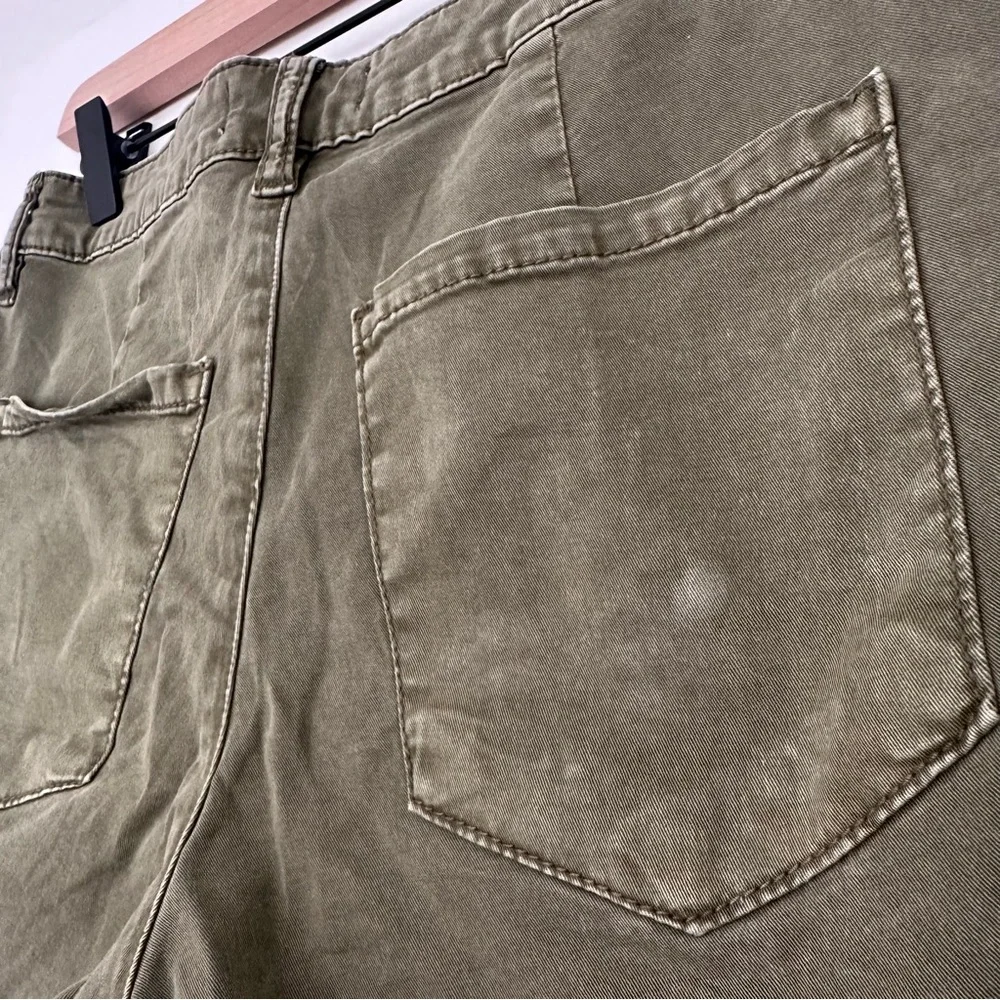 Kut from the Kloth (0) Olive Green Utility Cargo Shorts - 5” Inseam - Picture 7 of 8